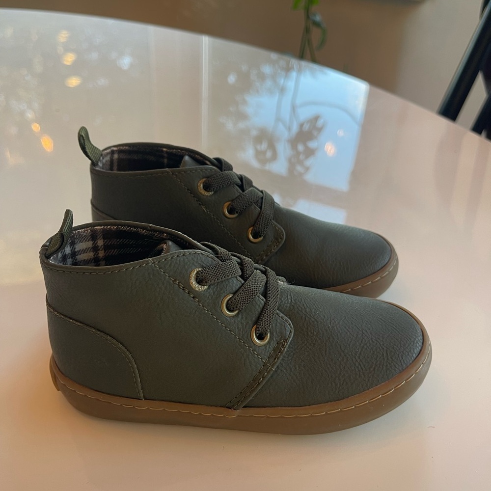 NWOT Boys Old Navy Slip on Sneaker Olive - 8